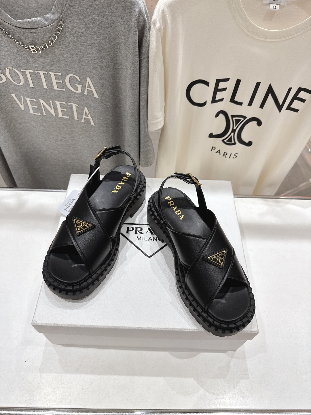 高版本出厂
 Prada/普拉达2025ss夏季新款复古风沙滩厚底凉鞋
这个鞋型真的属于经典不会过时的设
