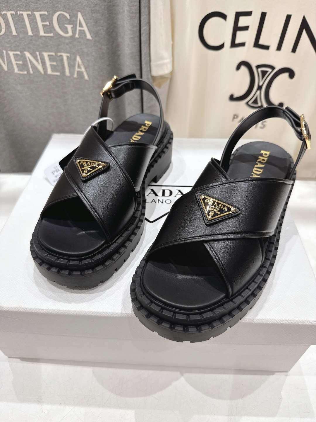 高版本出厂
 Prada/普拉达2025ss夏季新款复古风沙滩厚底凉鞋
这个鞋型真的属于经典不会过时的设