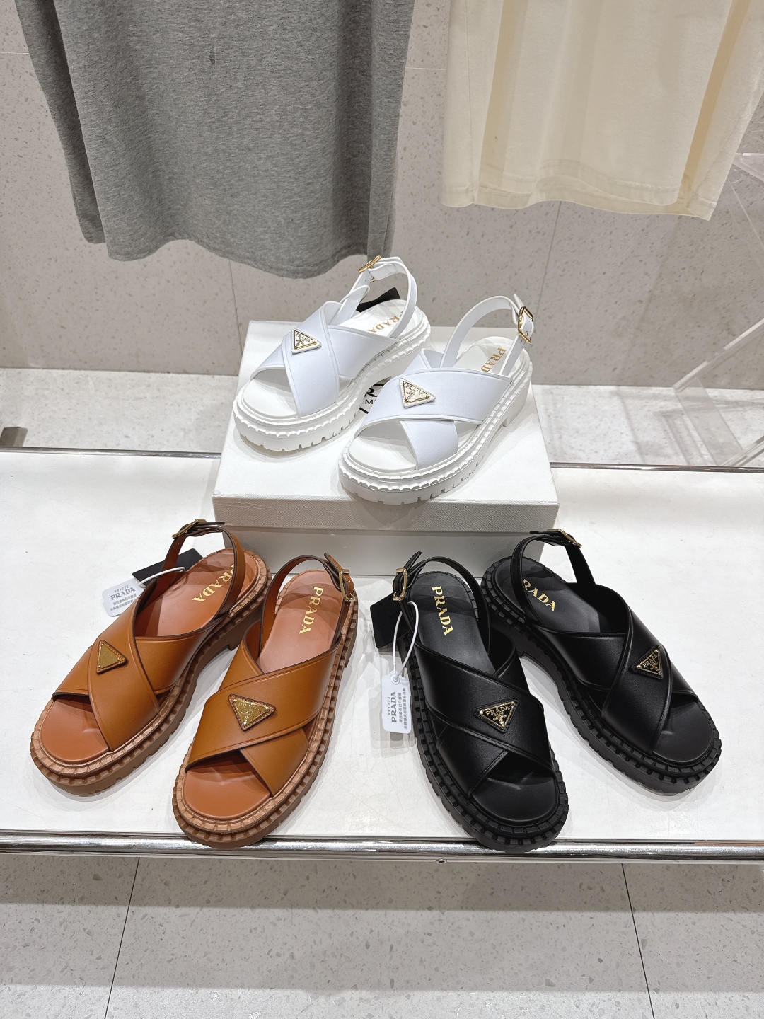 高版本出厂
 Prada/普拉达2025ss夏季新款复古风沙滩厚底凉鞋
这个鞋型真的属于经典不会过时的设