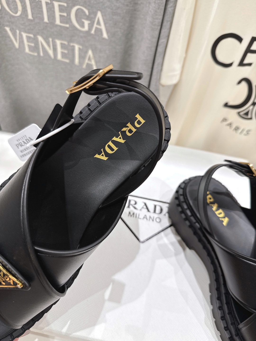 高版本出厂
 Prada/普拉达2025ss夏季新款复古风沙滩厚底凉鞋
这个鞋型真的属于经典不会过时的设