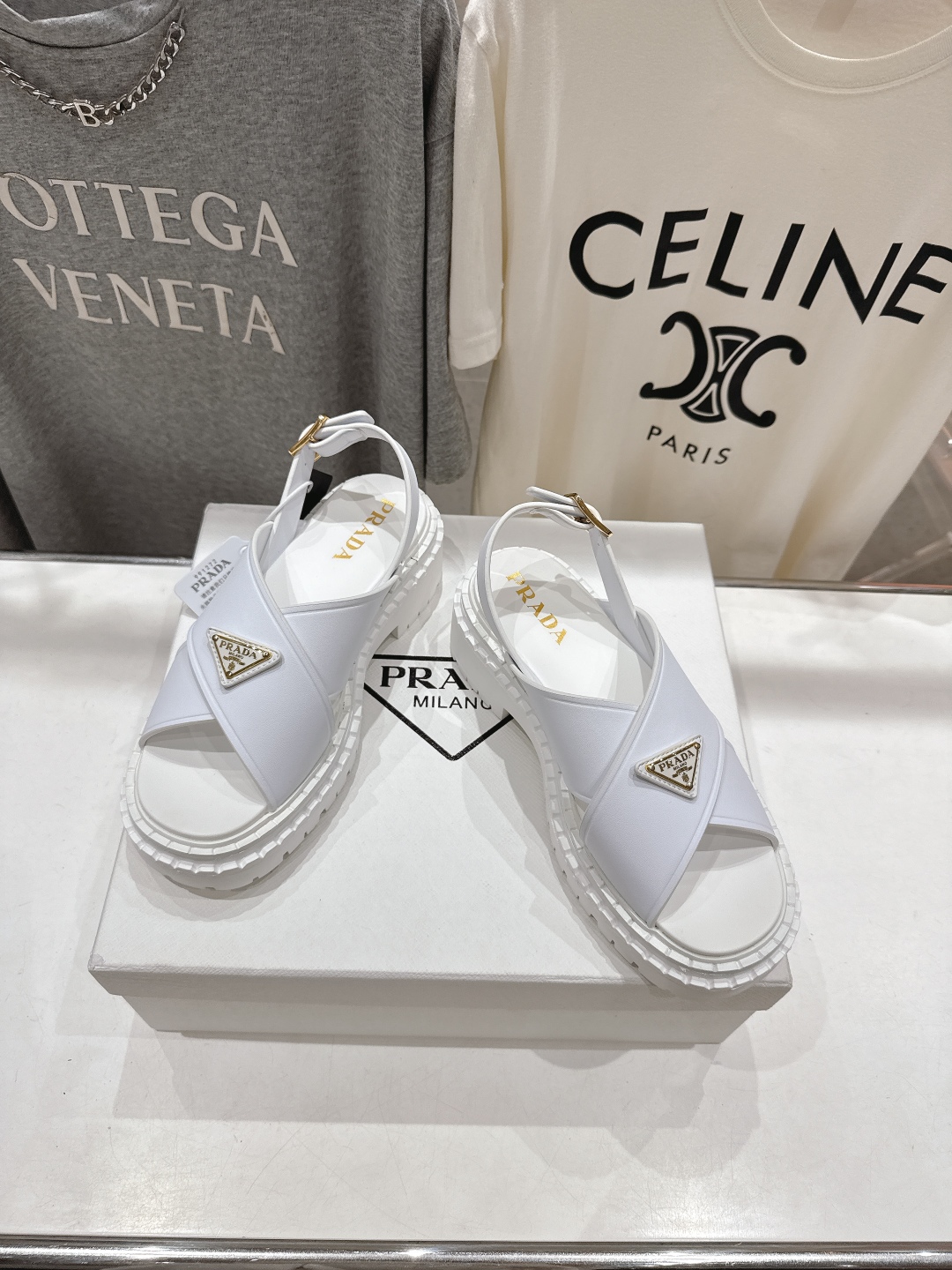 高版本出厂
 Prada/普拉达2025ss夏季新款复古风沙滩厚底凉鞋
这个鞋型真的属于经典不会过时的设
