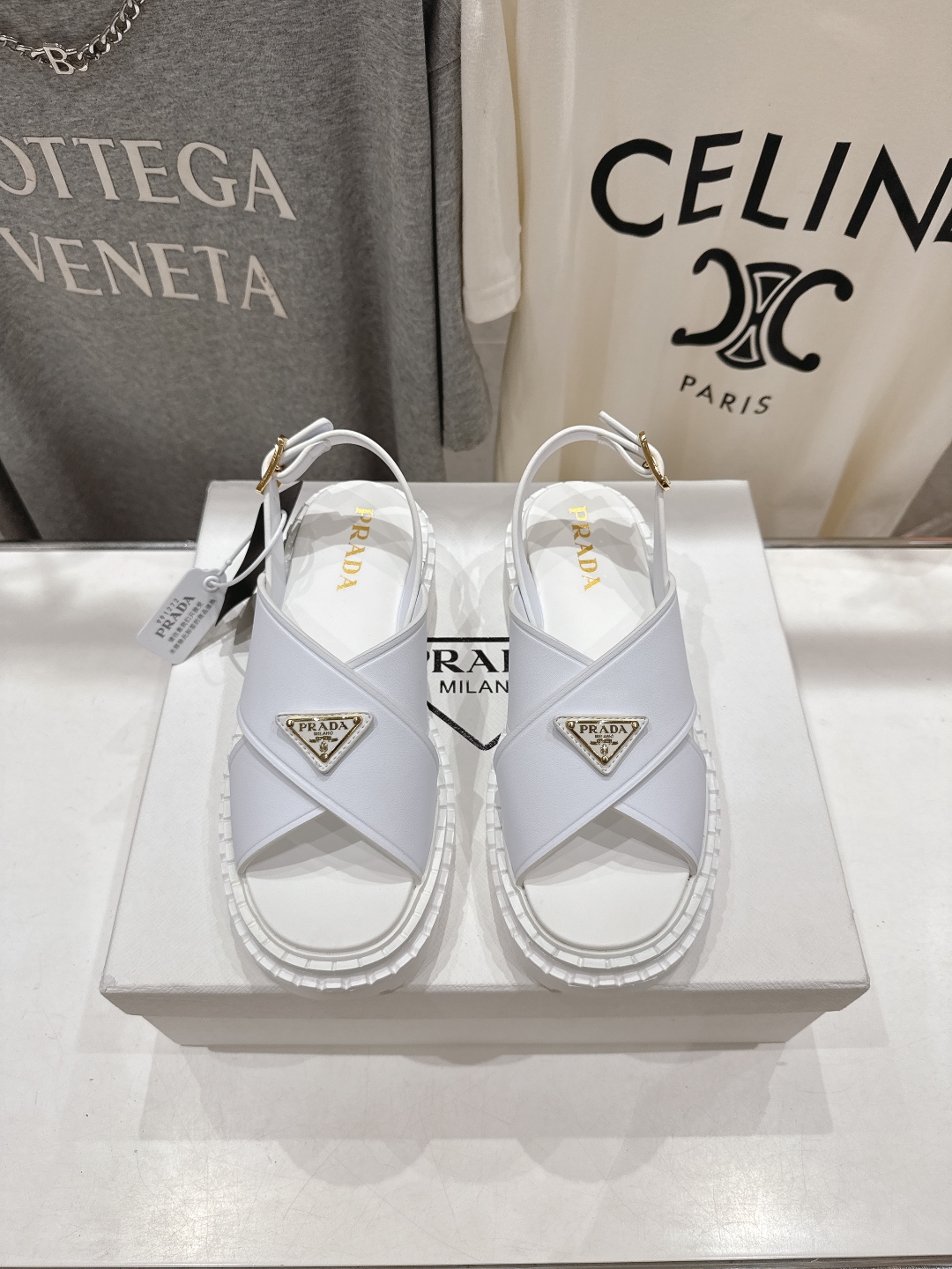 高版本出厂
 Prada/普拉达2025ss夏季新款复古风沙滩厚底凉鞋
这个鞋型真的属于经典不会过时的设