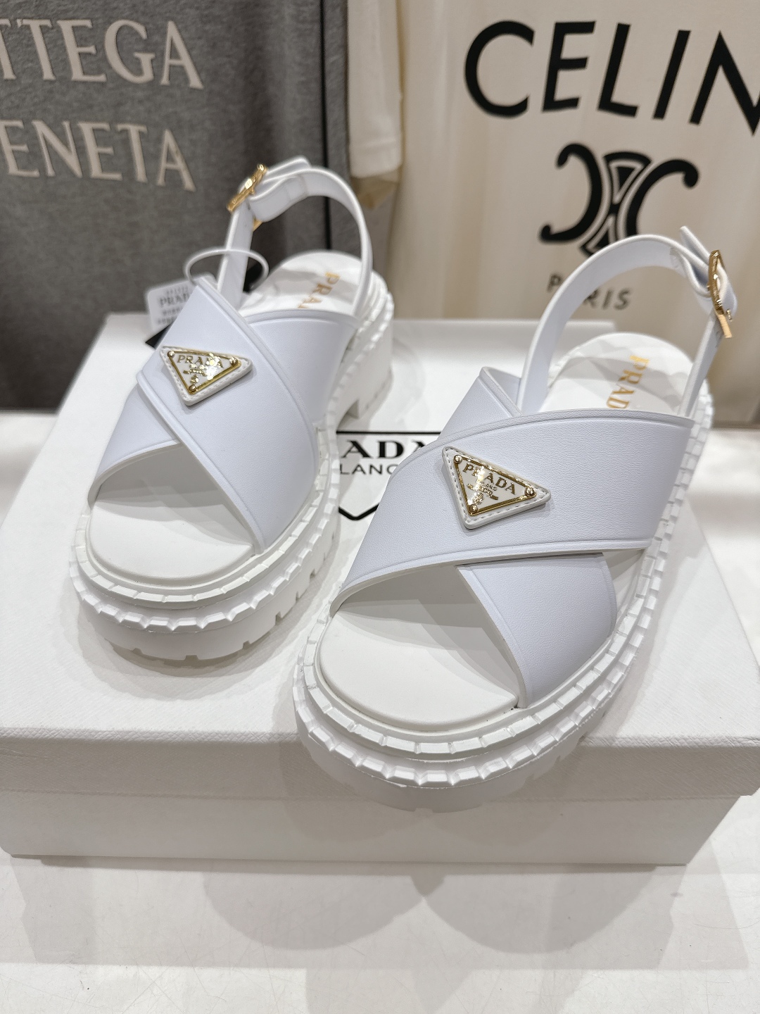 高版本出厂
 Prada/普拉达2025ss夏季新款复古风沙滩厚底凉鞋
这个鞋型真的属于经典不会过时的设