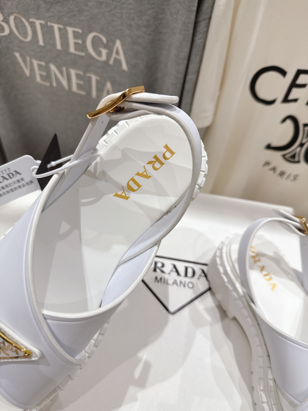 高版本出厂
 Prada/普拉达2025ss夏季新款复古风沙滩厚底凉鞋
这个鞋型真的属于经典不会过时的设