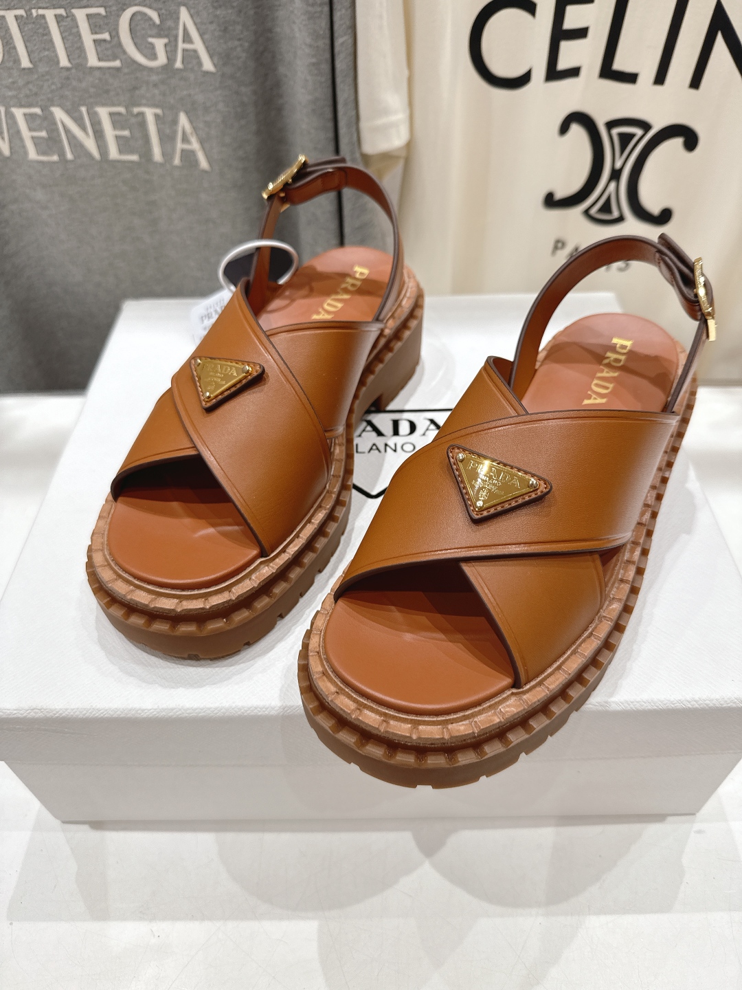 高版本出厂
 Prada/普拉达2025ss夏季新款复古风沙滩厚底凉鞋
这个鞋型真的属于经典不会过时的设