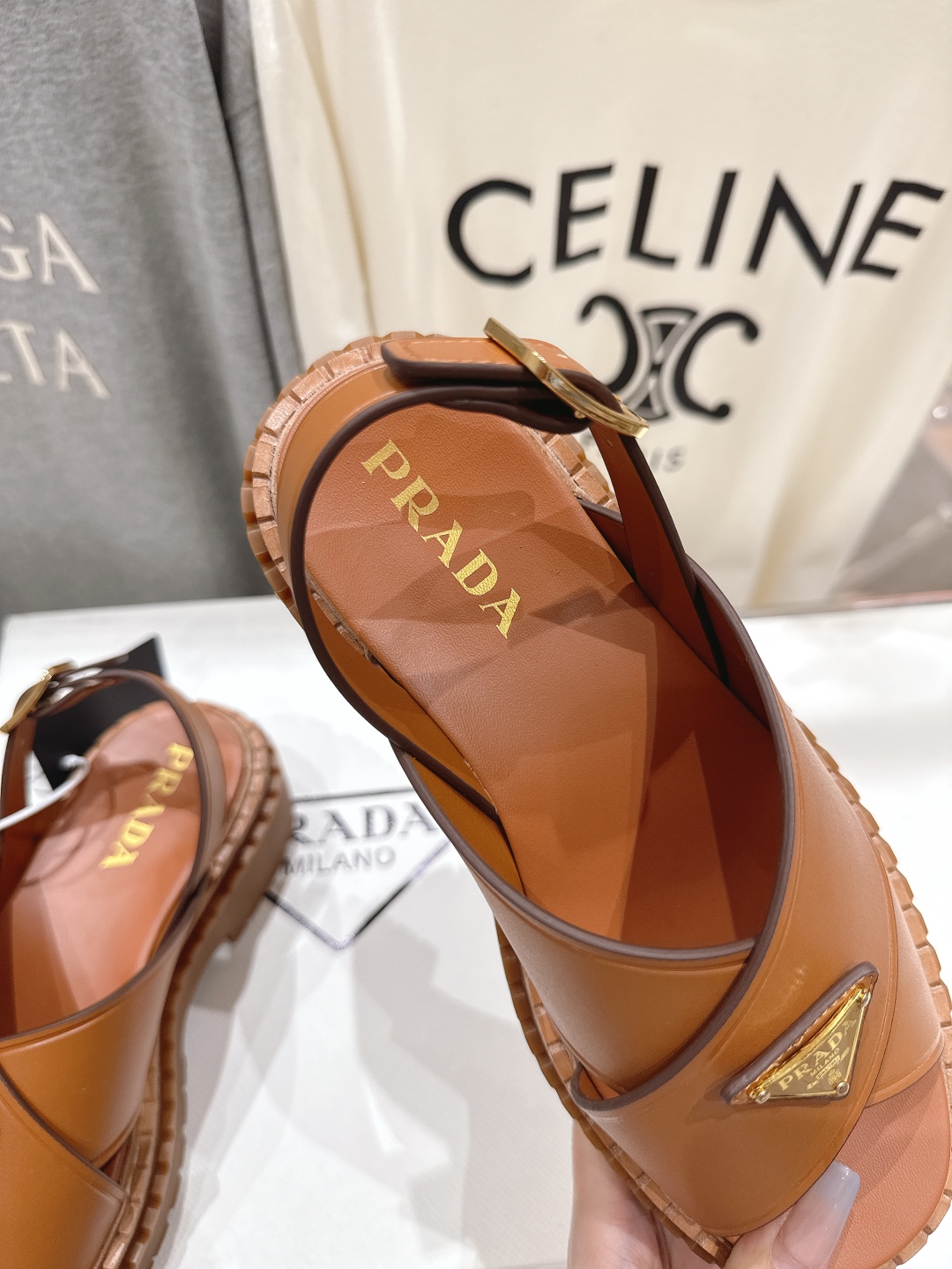 高版本出厂
 Prada/普拉达2025ss夏季新款复古风沙滩厚底凉鞋
这个鞋型真的属于经典不会过时的设