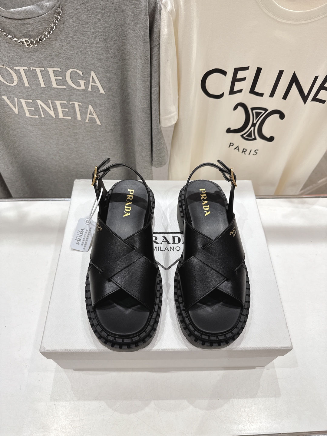 高版本出厂
 Prada/普拉达2025ss夏季新款复古风沙滩厚底凉鞋
这个鞋型真的属于经典不会过时的设