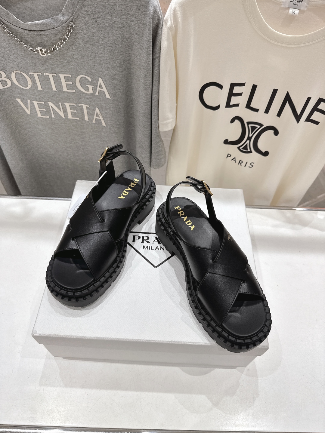 高版本出厂
 Prada/普拉达2025ss夏季新款复古风沙滩厚底凉鞋
这个鞋型真的属于经典不会过时的设