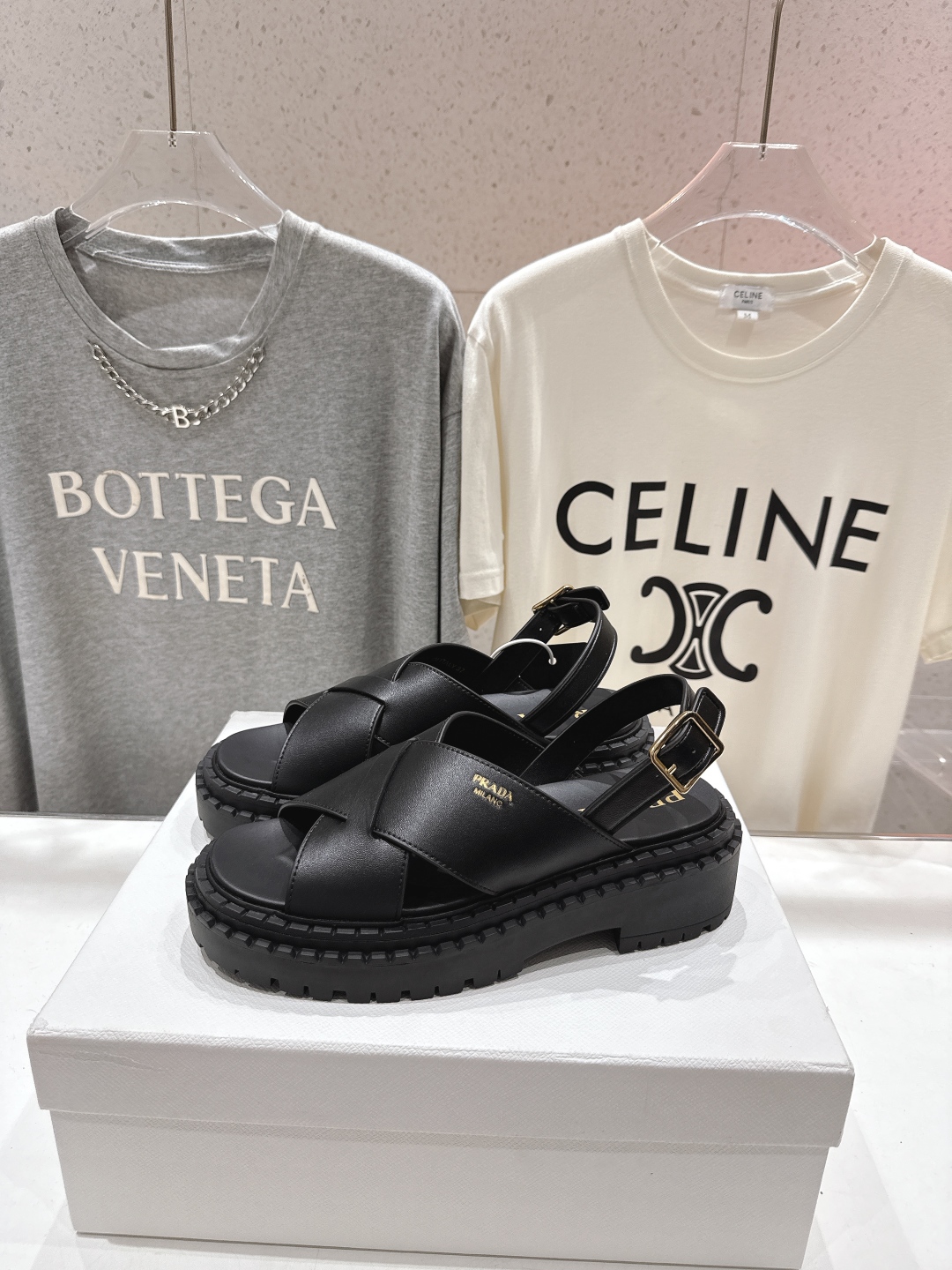 高版本出厂
 Prada/普拉达2025ss夏季新款复古风沙滩厚底凉鞋
这个鞋型真的属于经典不会过时的设