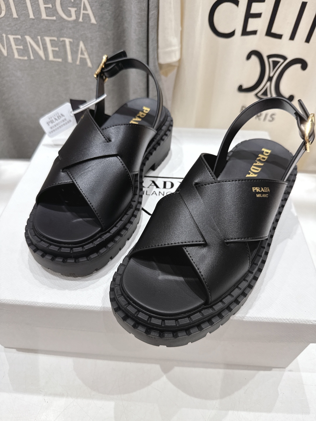 高版本出厂
 Prada/普拉达2025ss夏季新款复古风沙滩厚底凉鞋
这个鞋型真的属于经典不会过时的设