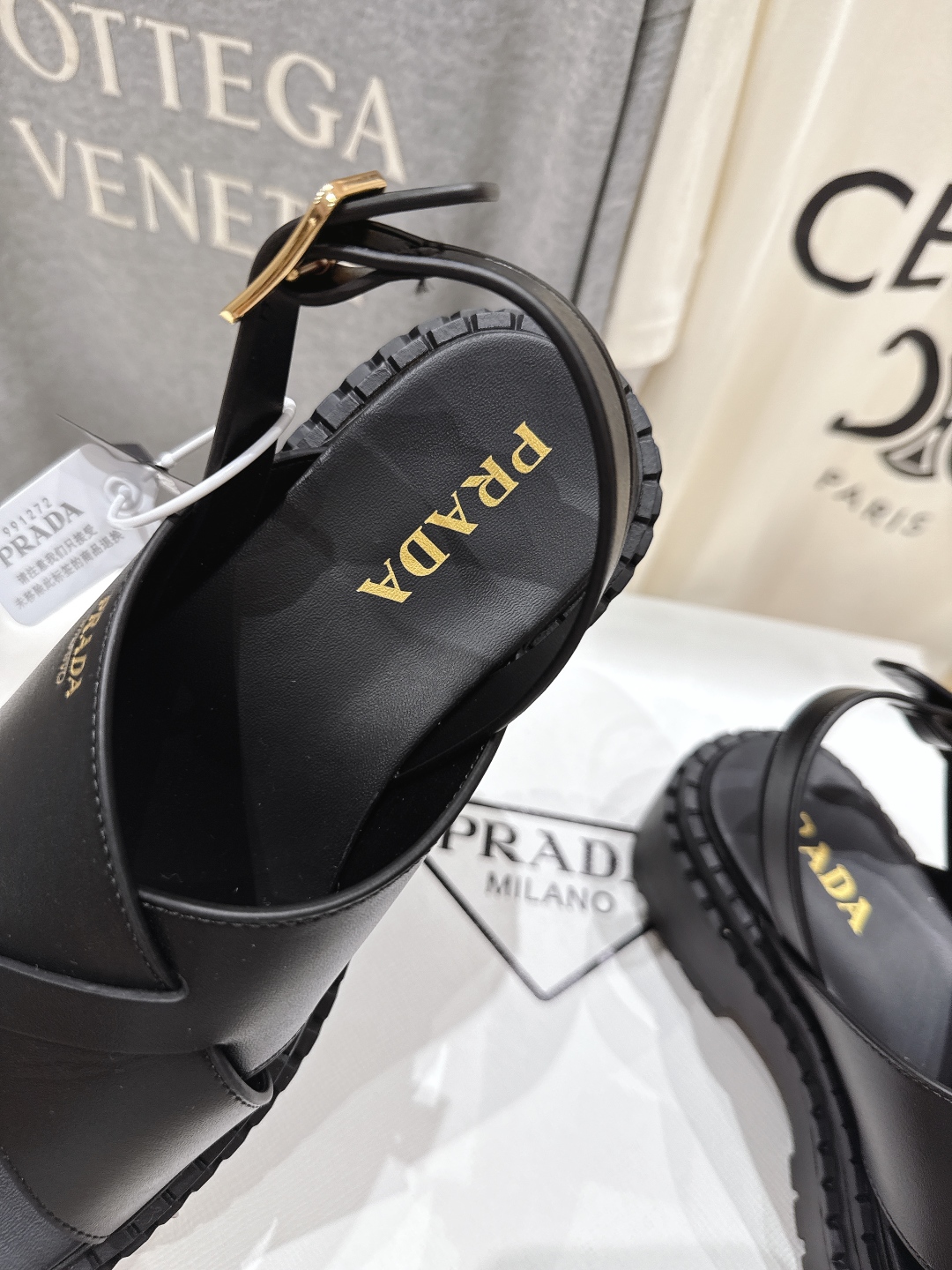 高版本出厂
 Prada/普拉达2025ss夏季新款复古风沙滩厚底凉鞋
这个鞋型真的属于经典不会过时的设