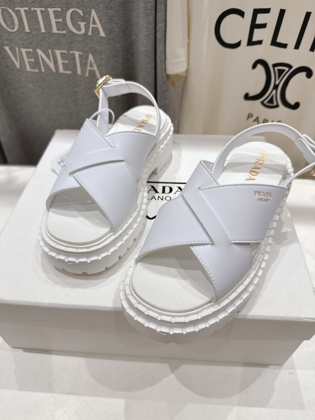高版本出厂
 Prada/普拉达2025ss夏季新款复古风沙滩厚底凉鞋
这个鞋型真的属于经典不会过时的设