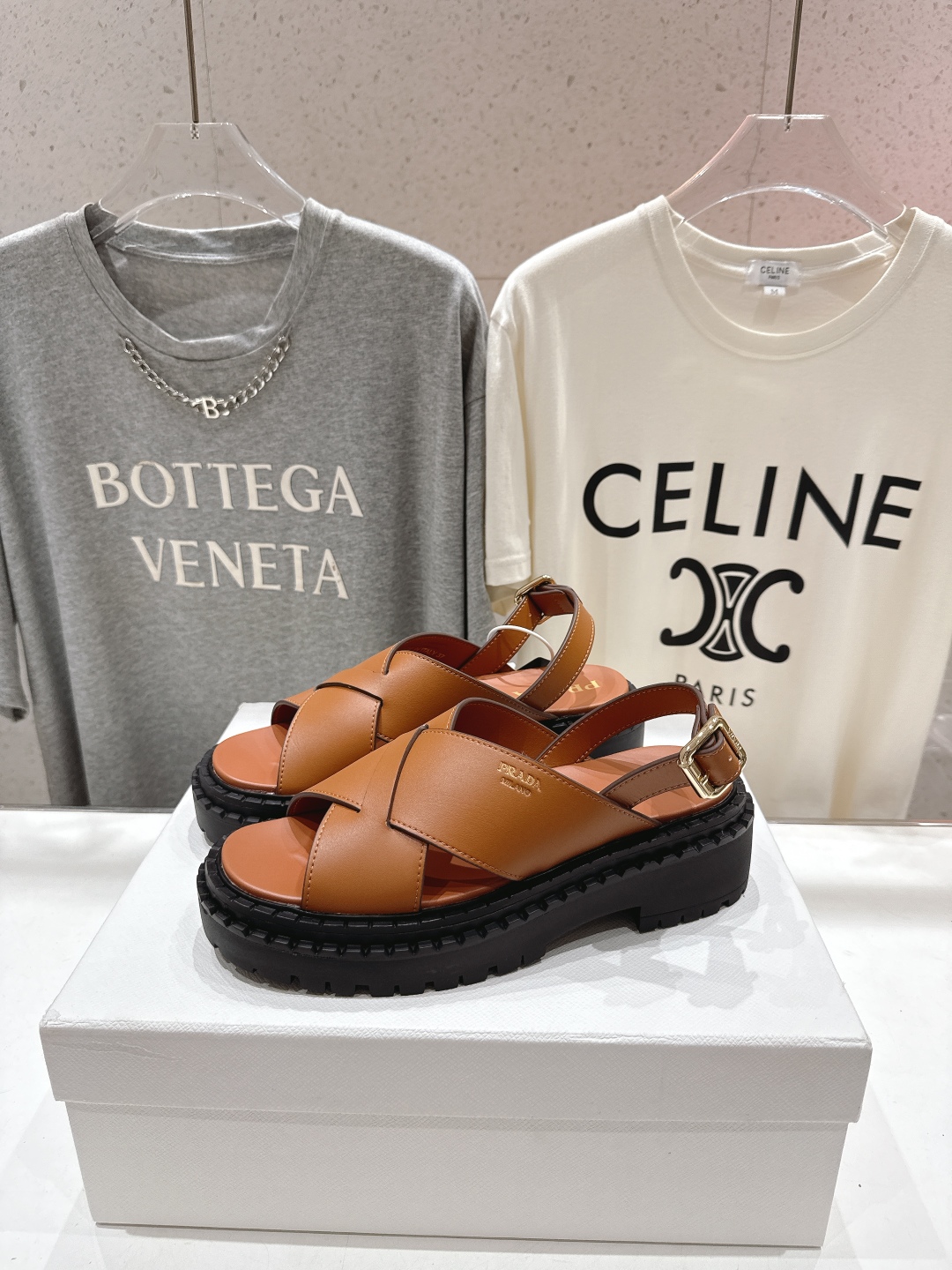 高版本出厂
 Prada/普拉达2025ss夏季新款复古风沙滩厚底凉鞋
这个鞋型真的属于经典不会过时的设
