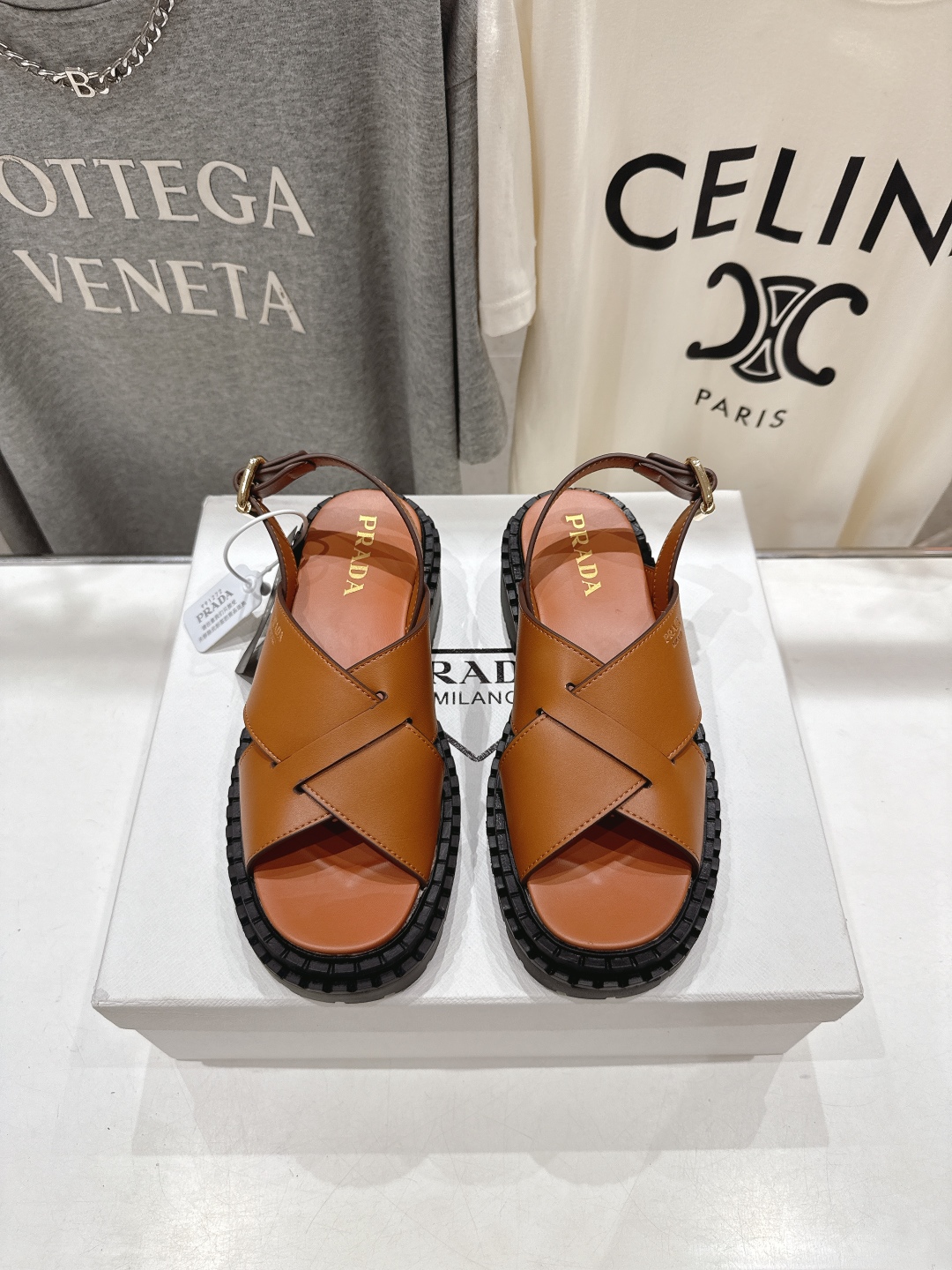 高版本出厂
 Prada/普拉达2025ss夏季新款复古风沙滩厚底凉鞋
这个鞋型真的属于经典不会过时的设