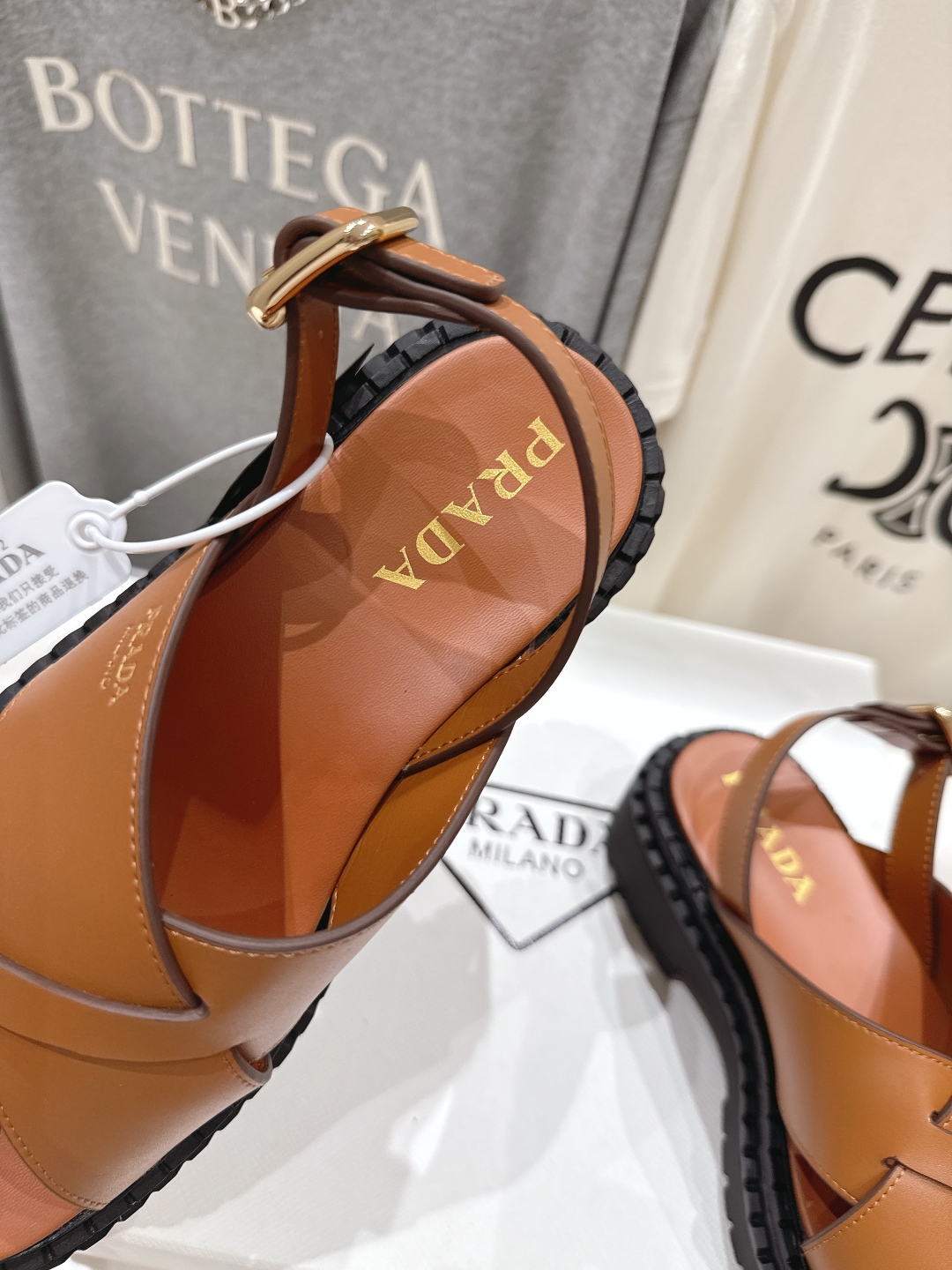 高版本出厂
 Prada/普拉达2025ss夏季新款复古风沙滩厚底凉鞋
这个鞋型真的属于经典不会过时的设