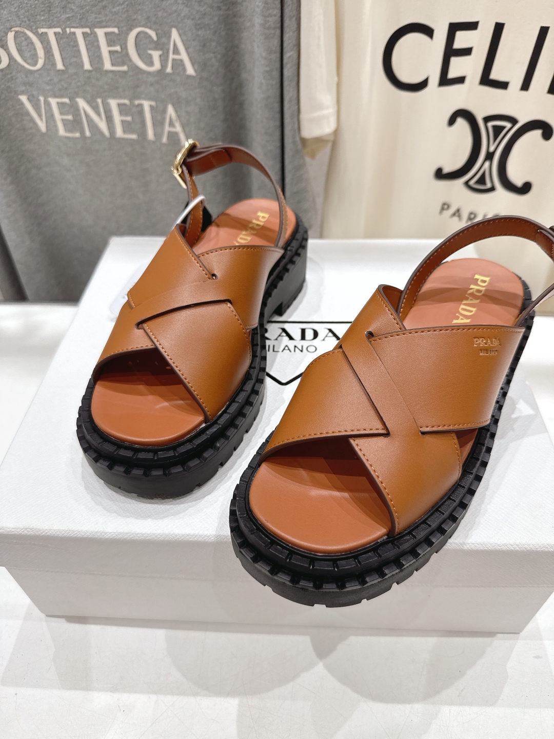 高版本出厂
 Prada/普拉达2025ss夏季新款复古风沙滩厚底凉鞋
这个鞋型真的属于经典不会过时的设
