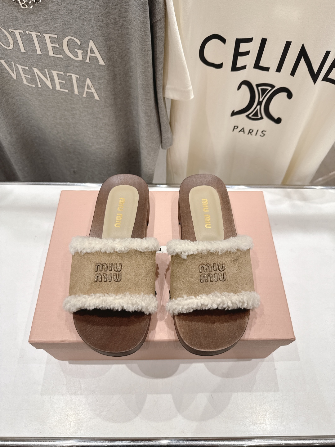 高版本出厂  
  MiuMiu/缪缪2025ss秋冬最新火爆款勃肯穆勒厚底毛毛拖鞋 居家保暖时尚于一体
