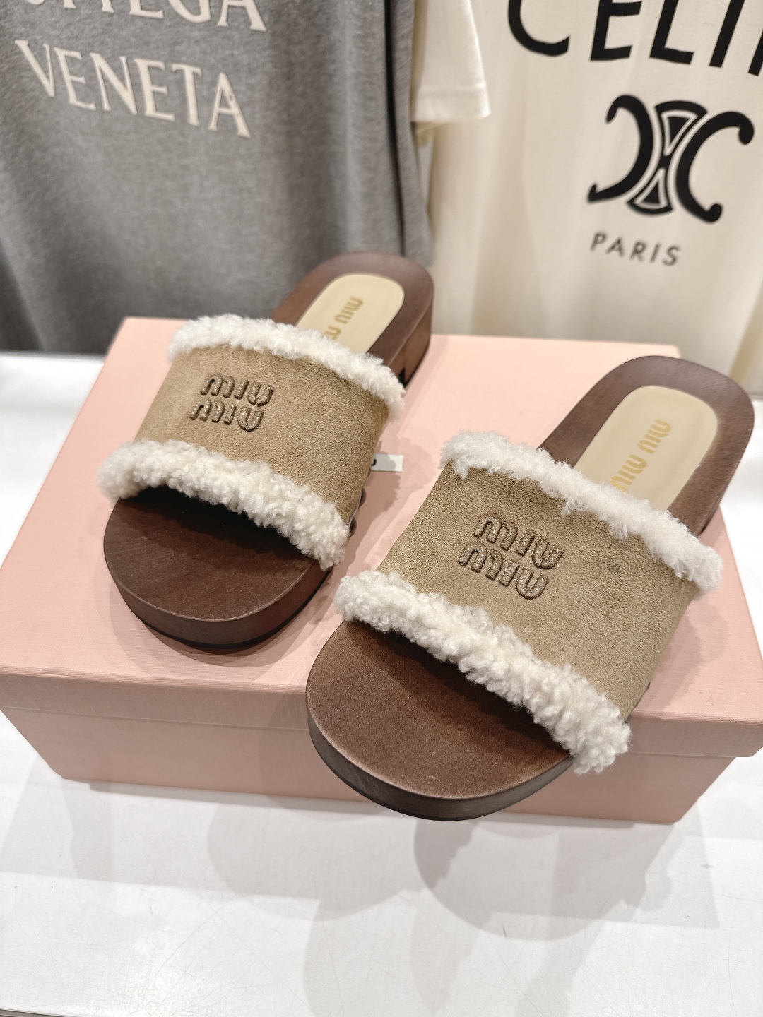 高版本出厂  
  MiuMiu/缪缪2025ss秋冬最新火爆款勃肯穆勒厚底毛毛拖鞋 居家保暖时尚于一体