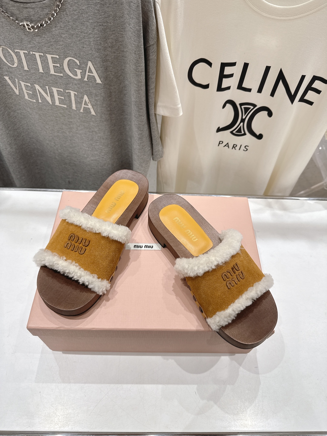 高版本出厂  
  MiuMiu/缪缪2025ss秋冬最新火爆款勃肯穆勒厚底毛毛拖鞋 居家保暖时尚于一体