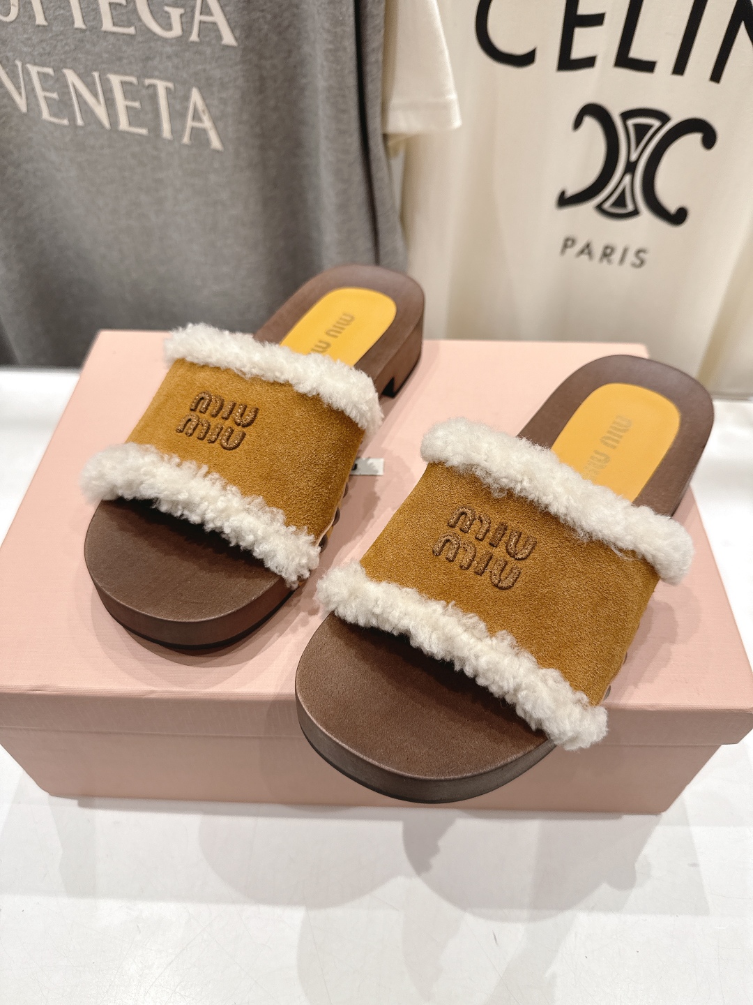 高版本出厂  
  MiuMiu/缪缪2025ss秋冬最新火爆款勃肯穆勒厚底毛毛拖鞋 居家保暖时尚于一体