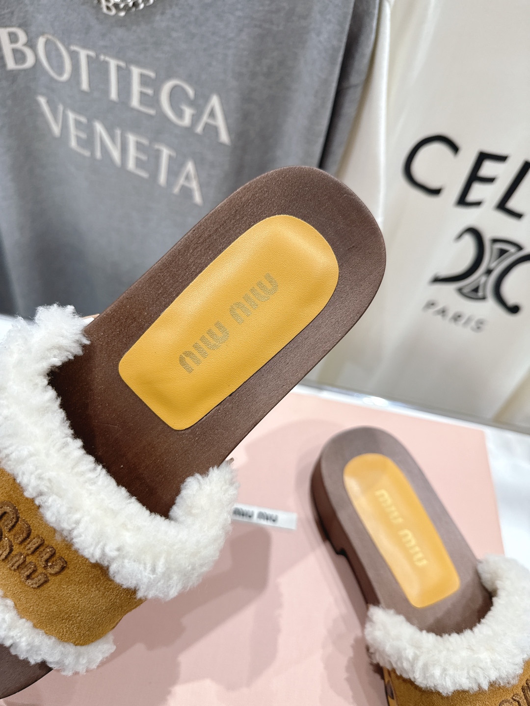 高版本出厂  
  MiuMiu/缪缪2025ss秋冬最新火爆款勃肯穆勒厚底毛毛拖鞋 居家保暖时尚于一体