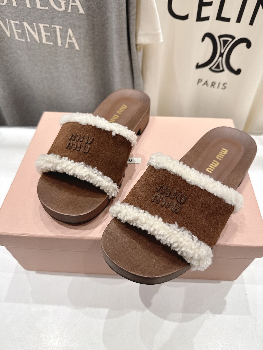 高版本出厂  
  MiuMiu/缪缪2025ss秋冬最新火爆款勃肯穆勒厚底毛毛拖鞋 居家保暖时尚于一体