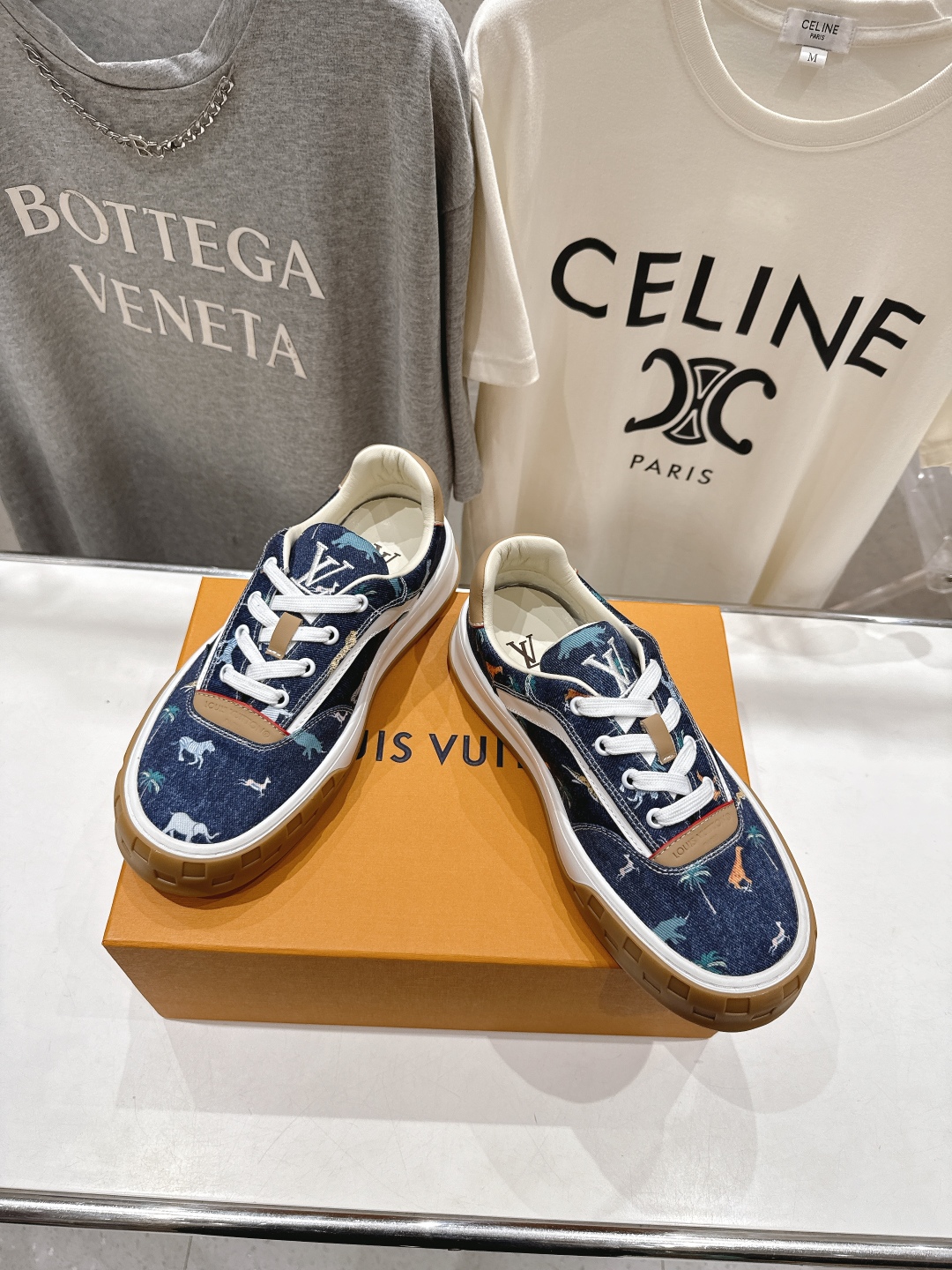 高版本出厂 只有男款
  LOUIS VUITTON～LV路易威登L家驴牌最新走秀款Tilted系列厚底