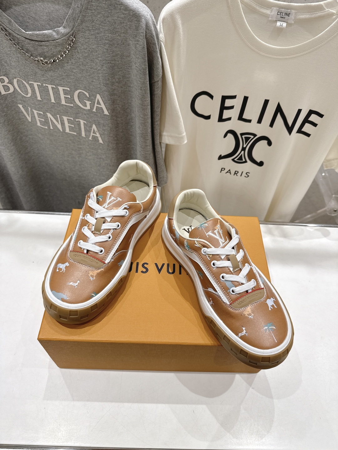 高版本出厂 只有男款
  LOUIS VUITTON～LV路易威登L家驴牌最新走秀款Tilted系列厚底