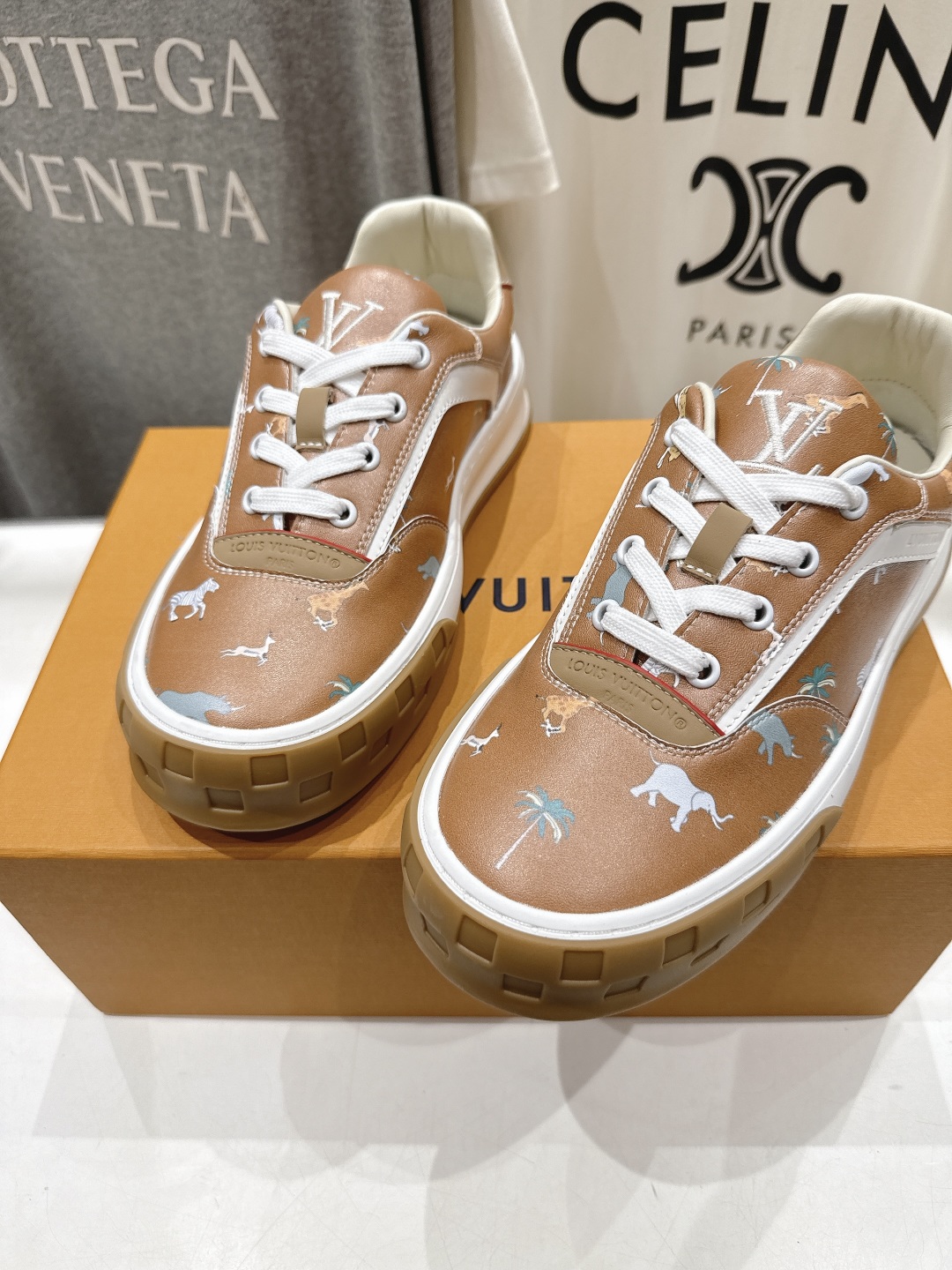 高版本出厂 只有男款
  LOUIS VUITTON～LV路易威登L家驴牌最新走秀款Tilted系列厚底