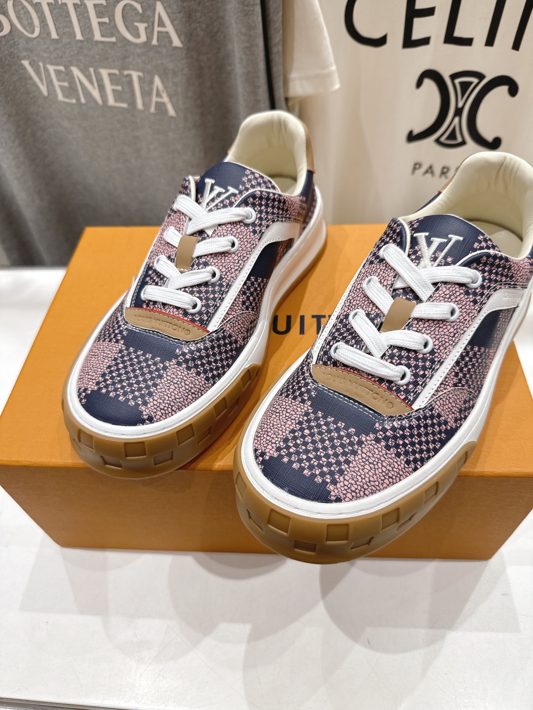 高版本出厂 只有男款
  LOUIS VUITTON～LV路易威登L家驴牌最新走秀款Tilted系列厚底