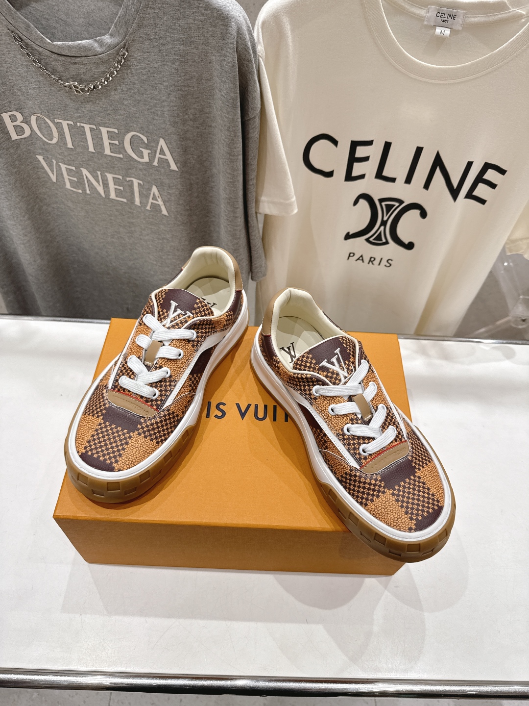 高版本出厂 只有男款
  LOUIS VUITTON～LV路易威登L家驴牌最新走秀款Tilted系列厚底