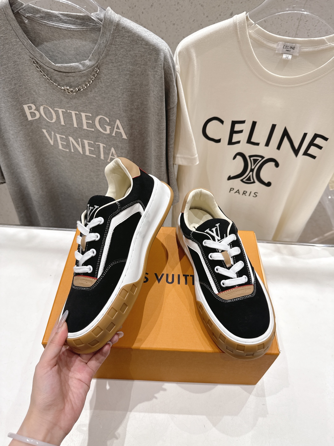 高版本出厂 只有男款
  LOUIS VUITTON～LV路易威登L家驴牌最新走秀款Tilted系列厚底