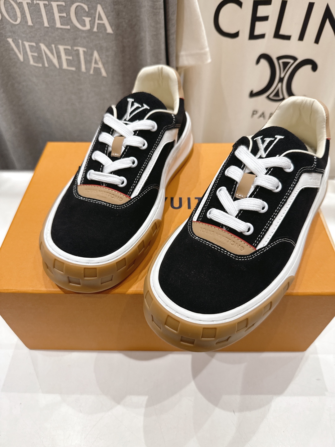 高版本出厂 只有男款
  LOUIS VUITTON～LV路易威登L家驴牌最新走秀款Tilted系列厚底