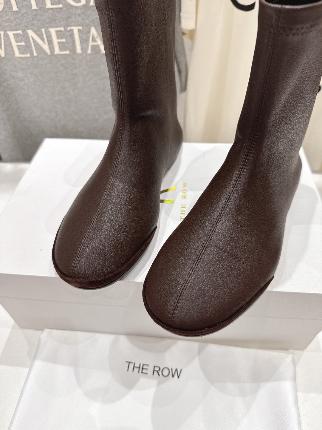 高版本出厂
  the row 2025ss秋冬爆款平底简约短靴及裸靴
非常舒服的小矮靴，极简设计理念，
