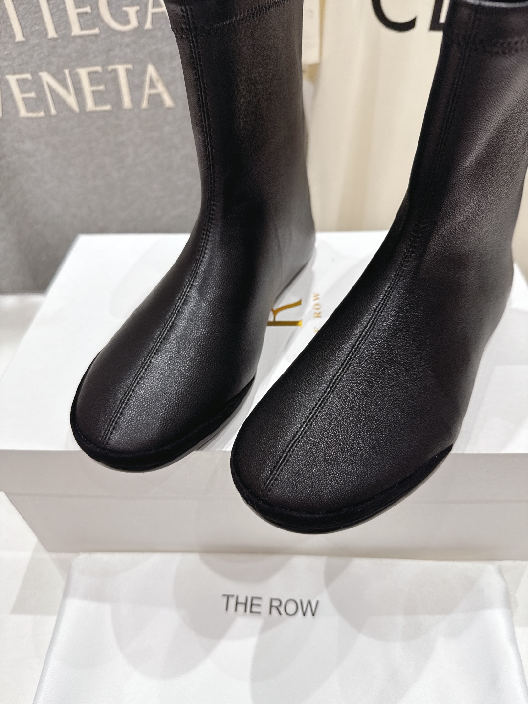 高版本出厂
  the row 2025ss秋冬爆款平底简约短靴及裸靴
非常舒服的小矮靴，极简设计理念，