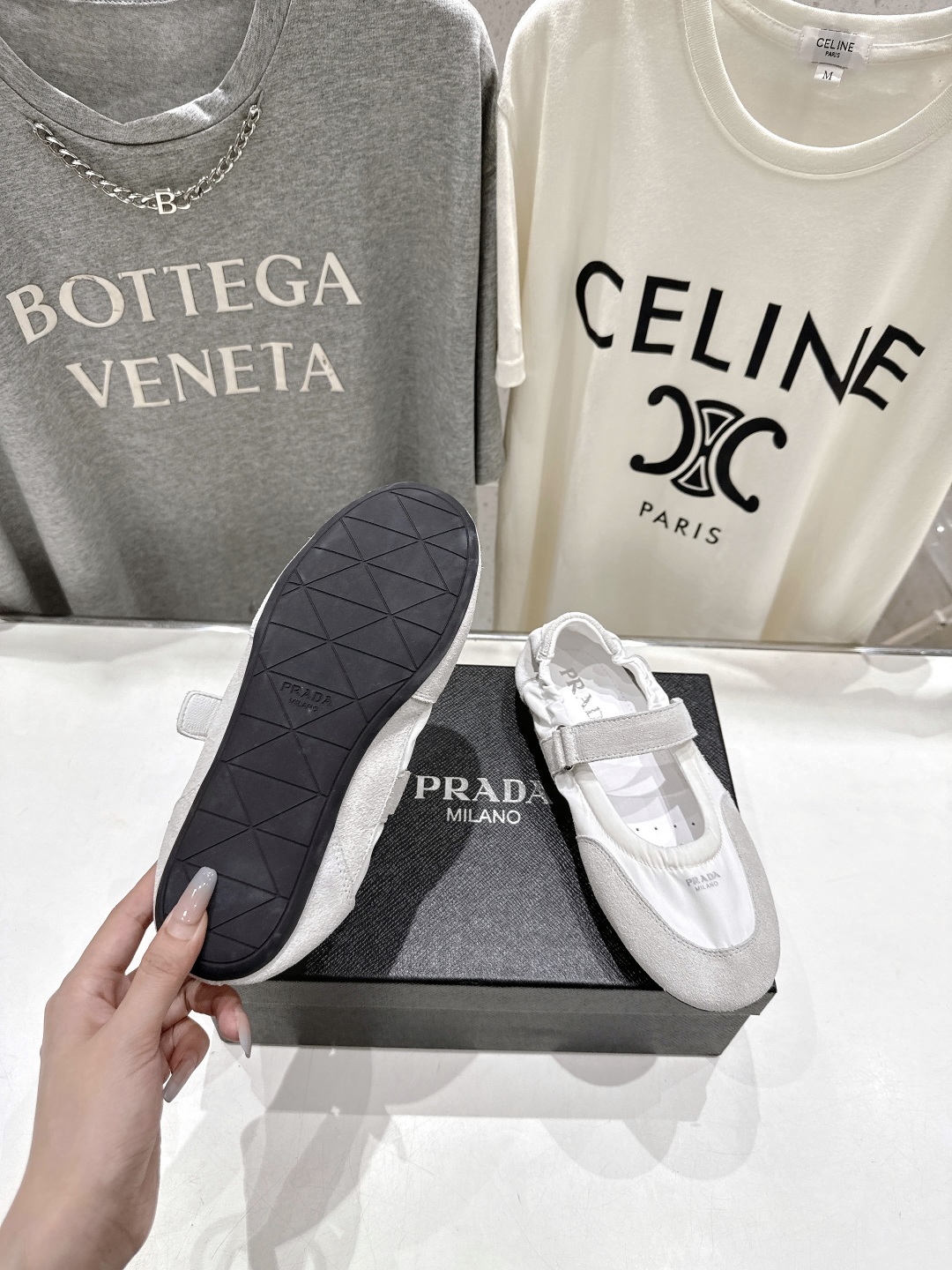 高版本出厂 
  Prada*普拉达P家25ssfw～new新款魔术贴玛丽珍休闲鞋，低调奢华懒人鞋，富人