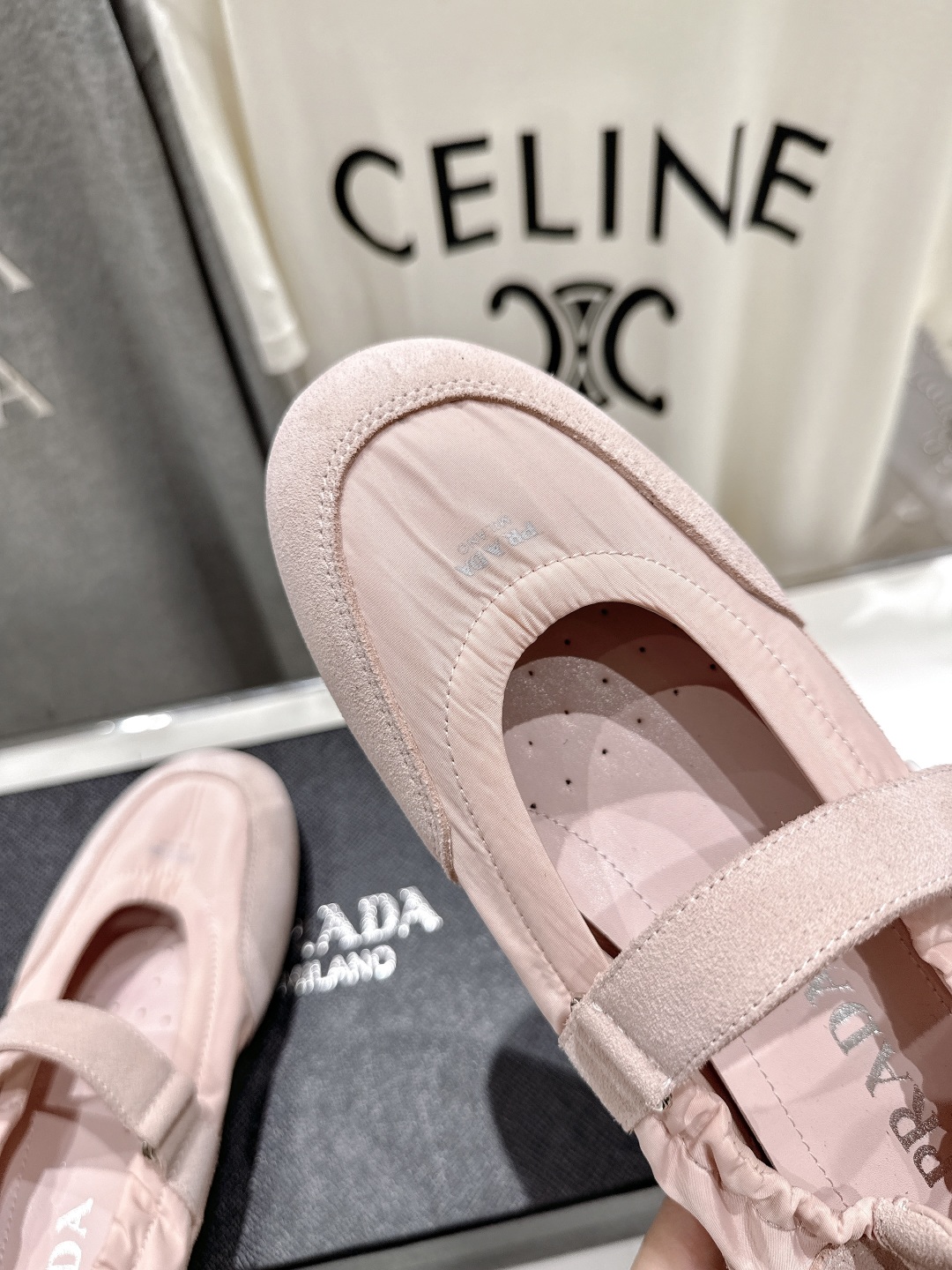 高版本出厂 
  Prada*普拉达P家25ssfw～new新款魔术贴玛丽珍休闲鞋，低调奢华懒人鞋，富人