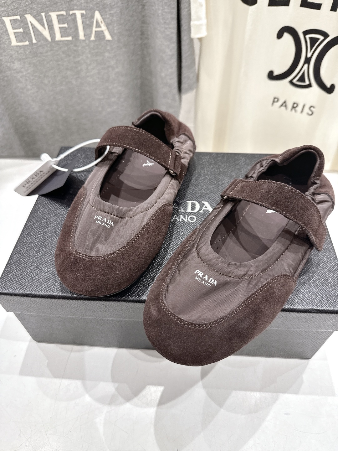 高版本出厂 
  Prada*普拉达P家25ssfw～new新款魔术贴玛丽珍休闲鞋，低调奢华懒人鞋，富人