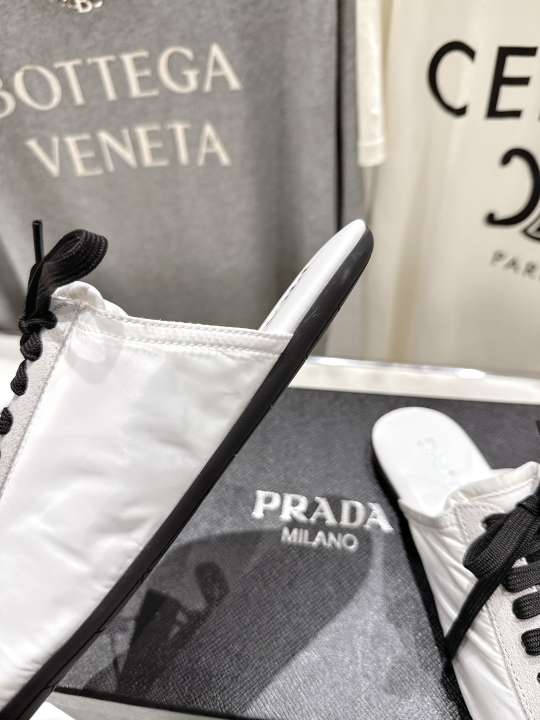 高版本出厂  半拖
  Prada*普拉达P家25ssfw～new新款系带玛丽珍休闲鞋芭蕾舞鞋，低调奢华
