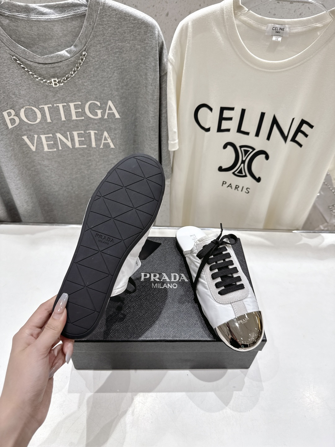 高版本出厂  半拖
  Prada*普拉达P家25ssfw～new新款系带玛丽珍休闲鞋芭蕾舞鞋，低调奢华