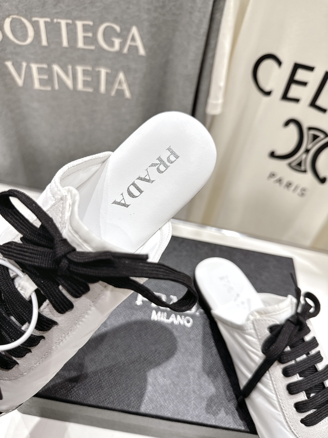 高版本出厂  半拖
  Prada*普拉达P家25ssfw～new新款系带玛丽珍休闲鞋芭蕾舞鞋，低调奢华