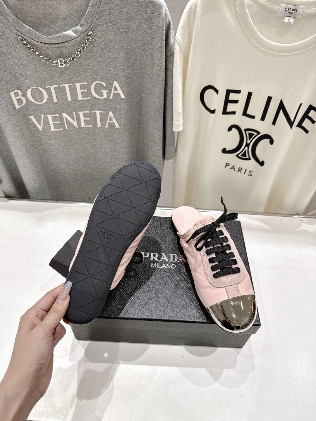 高版本出厂  半拖
  Prada*普拉达P家25ssfw～new新款系带玛丽珍休闲鞋芭蕾舞鞋，低调奢华