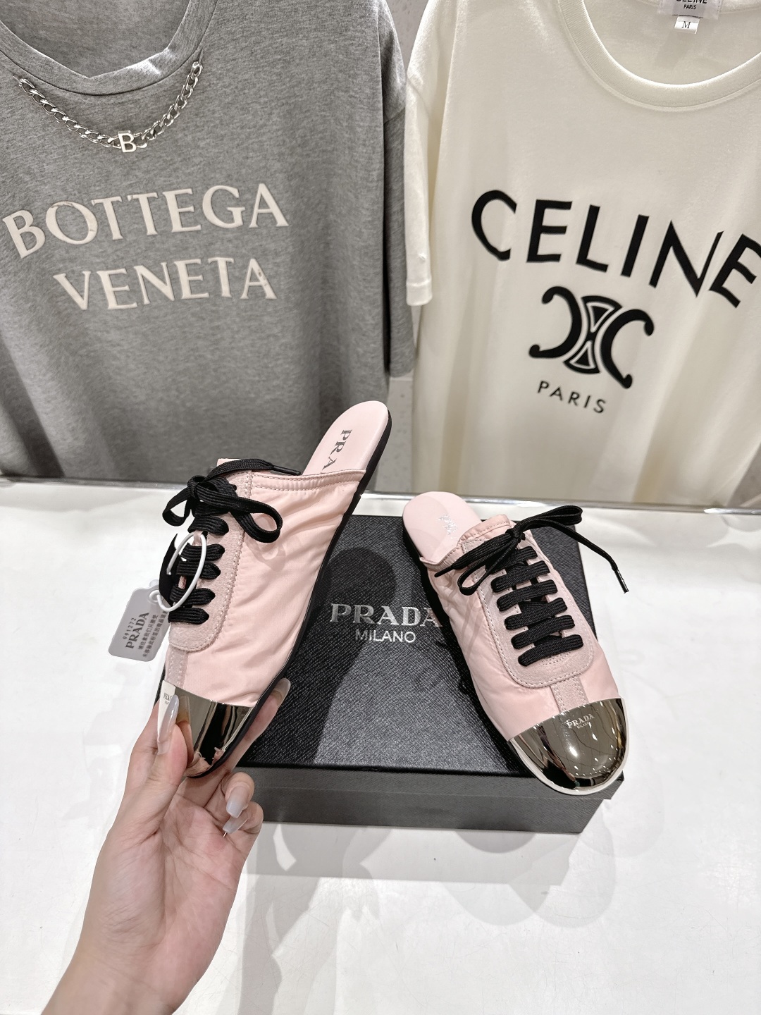 高版本出厂  半拖
  Prada*普拉达P家25ssfw～new新款系带玛丽珍休闲鞋芭蕾舞鞋，低调奢华