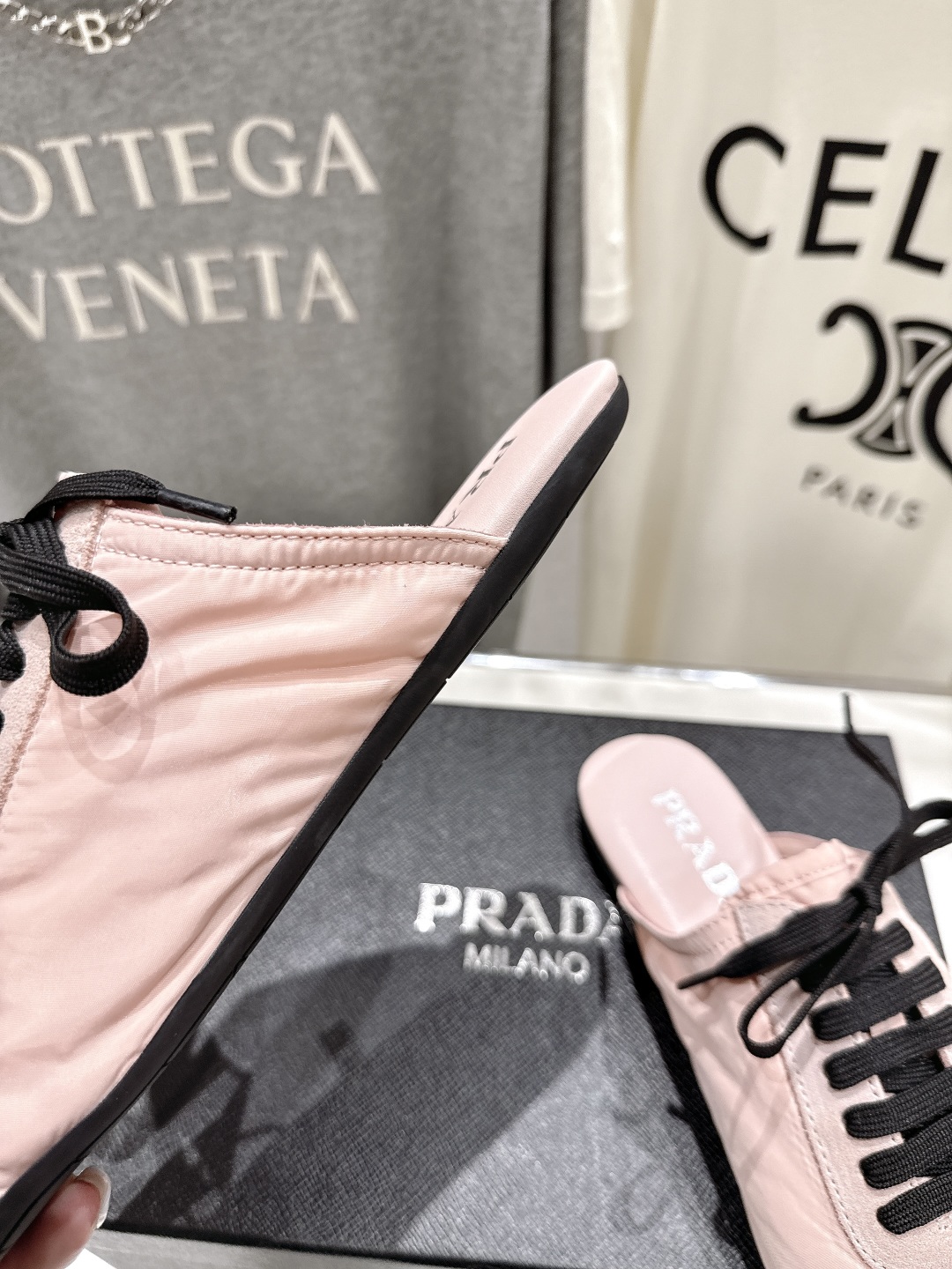高版本出厂  半拖
  Prada*普拉达P家25ssfw～new新款系带玛丽珍休闲鞋芭蕾舞鞋，低调奢华