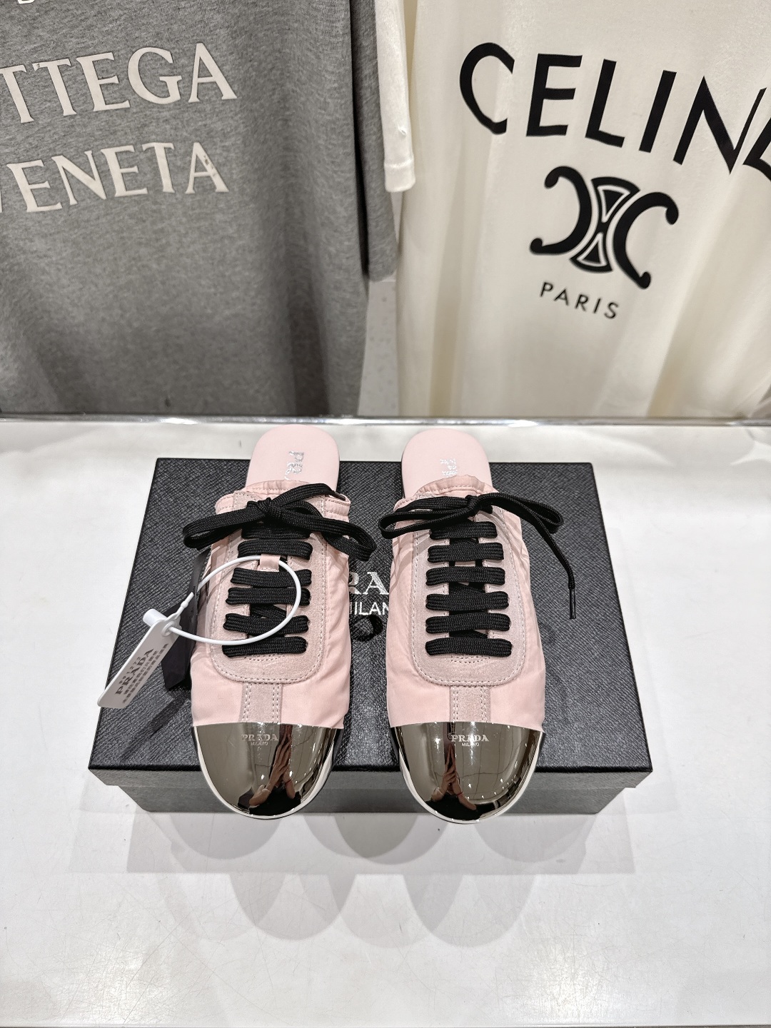高版本出厂  半拖
  Prada*普拉达P家25ssfw～new新款系带玛丽珍休闲鞋芭蕾舞鞋，低调奢华