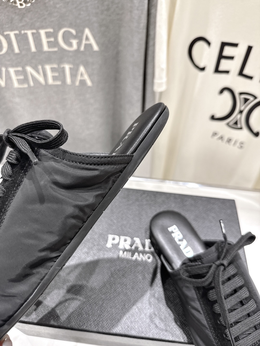 高版本出厂  半拖
  Prada*普拉达P家25ssfw～new新款系带玛丽珍休闲鞋芭蕾舞鞋，低调奢华