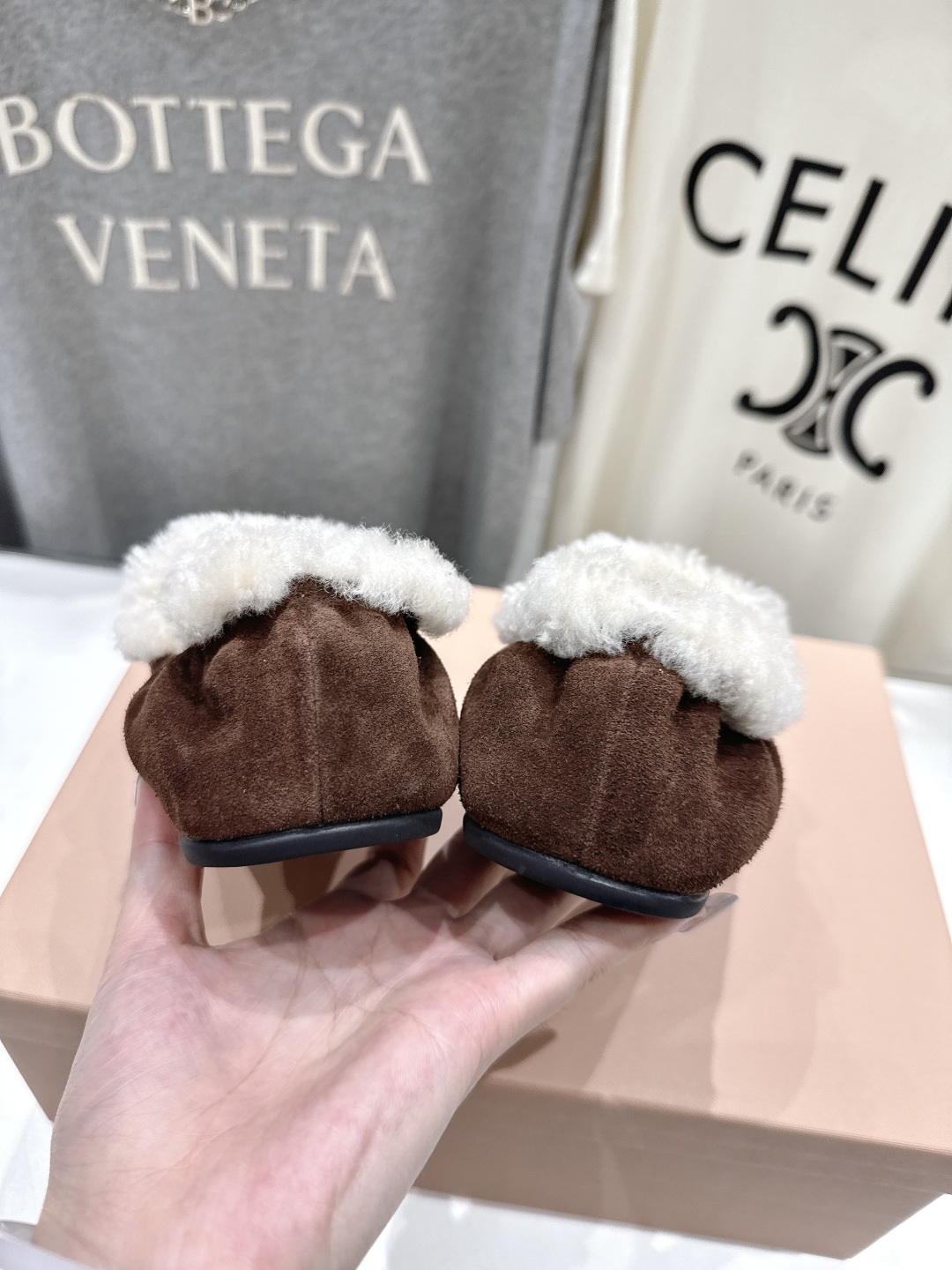 高版本出厂
 MiuMiu/缪缪2025ss秋冬走秀款一脚蹬驾车鞋加毛乐福鞋毛毛鞋
这款永不过时的反绒皮