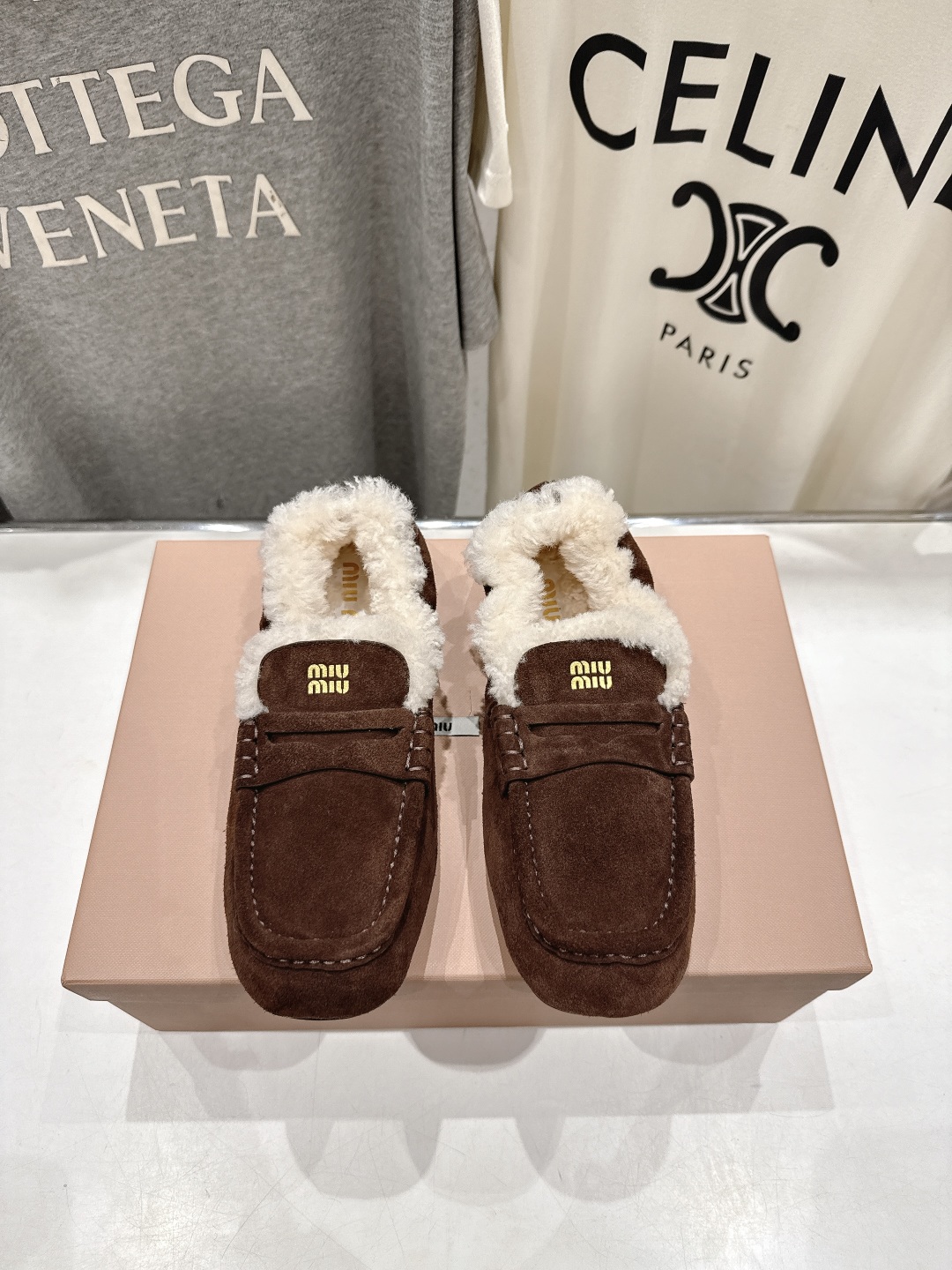 高版本出厂
 MiuMiu/缪缪2025ss秋冬走秀款一脚蹬驾车鞋加毛乐福鞋毛毛鞋
这款永不过时的反绒皮