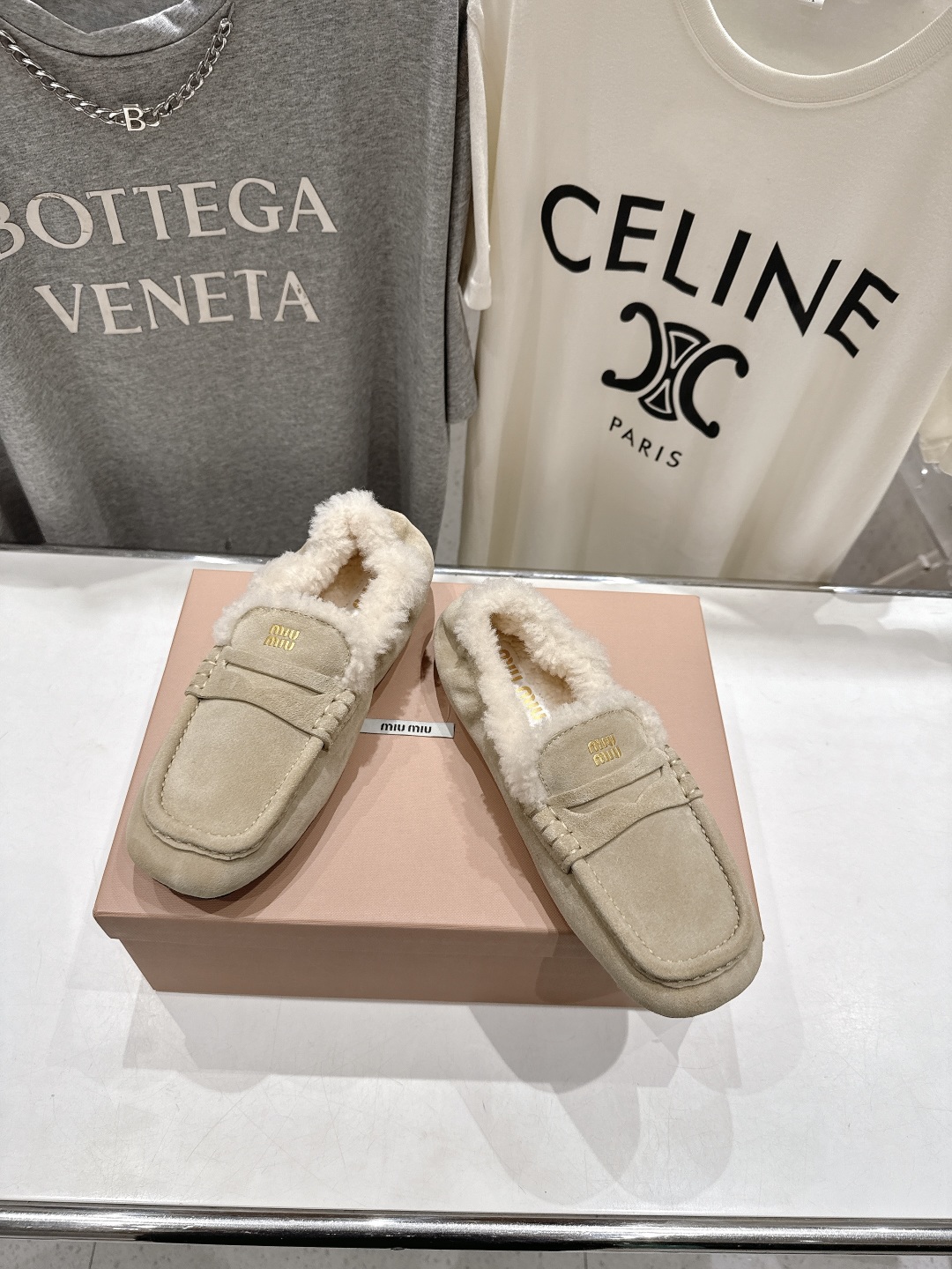 高版本出厂
 MiuMiu/缪缪2025ss秋冬走秀款一脚蹬驾车鞋加毛乐福鞋毛毛鞋
这款永不过时的反绒皮