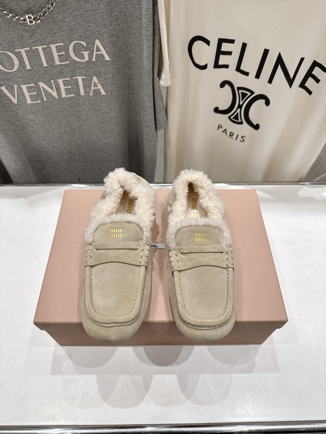 高版本出厂
 MiuMiu/缪缪2025ss秋冬走秀款一脚蹬驾车鞋加毛乐福鞋毛毛鞋
这款永不过时的反绒皮
